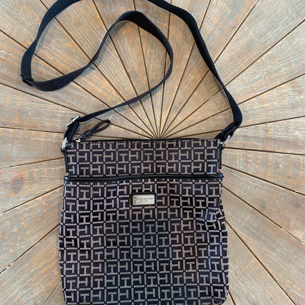 Tommy Hilfiger Garden Classics II-Medium Crossbody - Picture 2 of 9